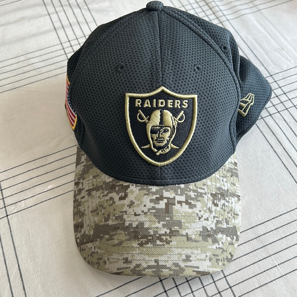 New Era 39Thirty Raiders NFL Salute To Service Flex Fit Hat